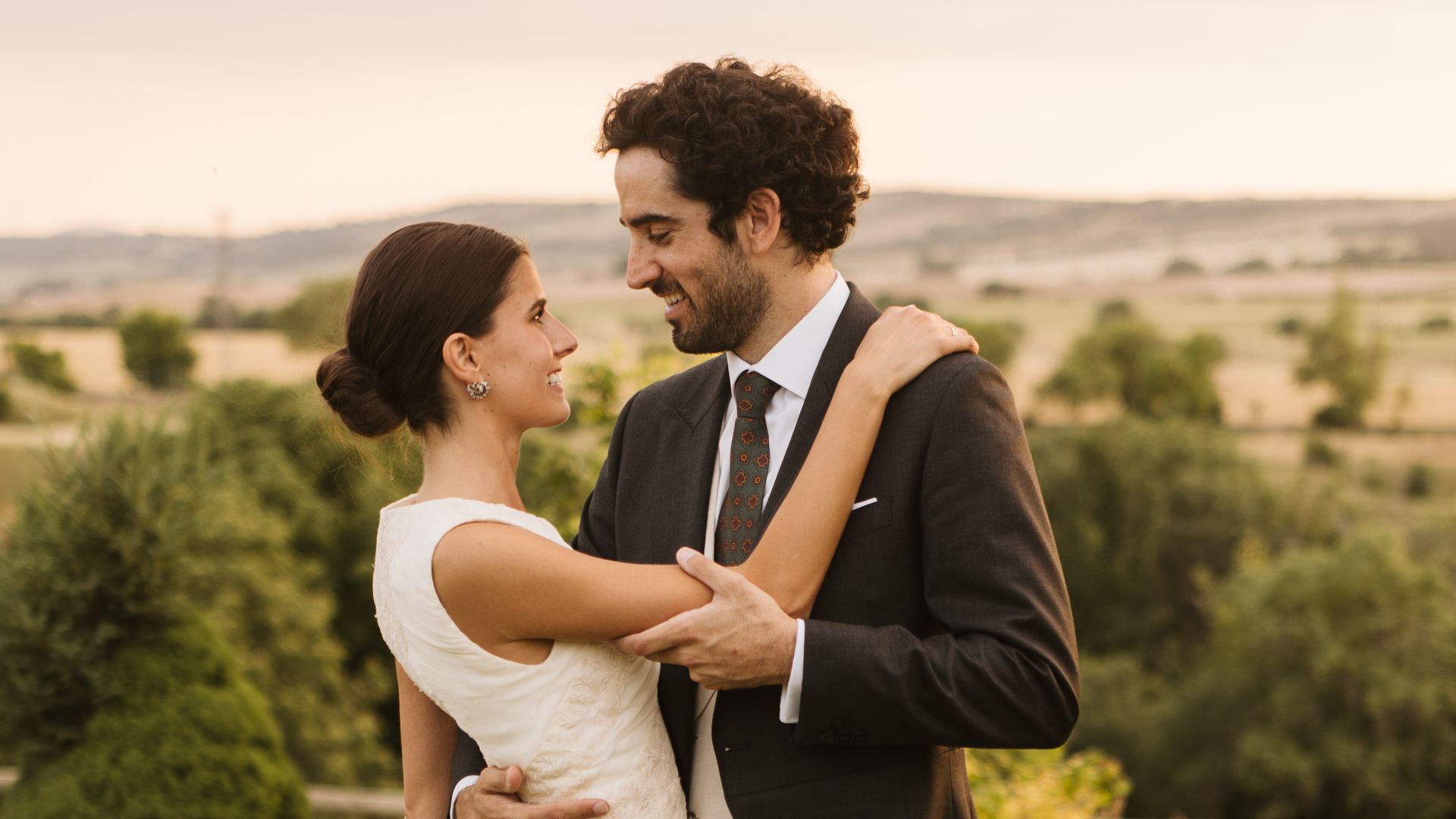 Vestido de novia de mangas desmontables