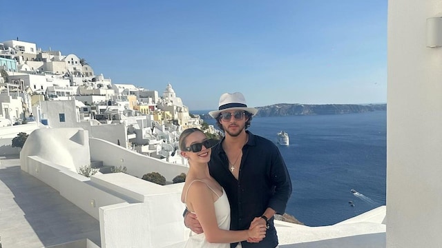 Mía Rubín y su novio Tarik Othon en Santorini, julio 2024