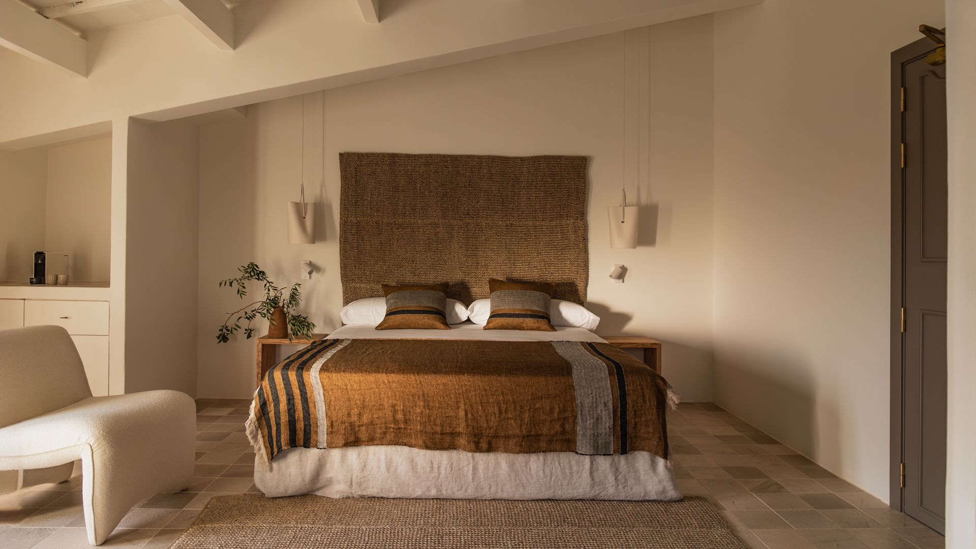 Dormitorio de estilo mediterráneo con cabecero de fibra