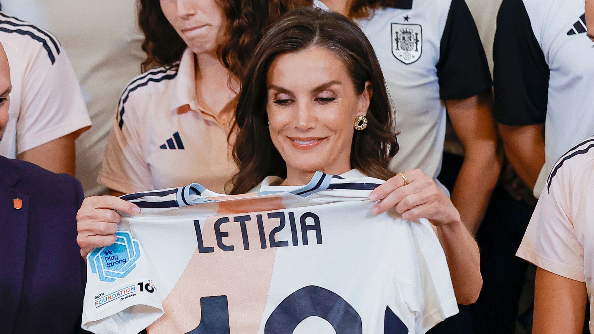 La reina Letizia, una más de la selección española: combo ganador y camiseta con su nombre