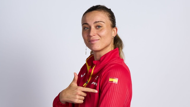 Plano medio de Paula Badosa posando con la equipación española de tenis