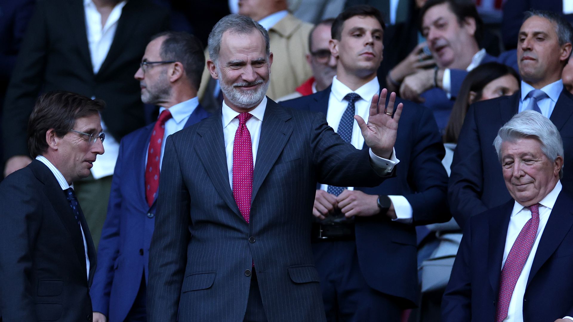 Felipe VI, uno más en el Metropolitano animando al Atlético de Madrid… ¡y con Almeida y Cerezo de compañeros de grada!