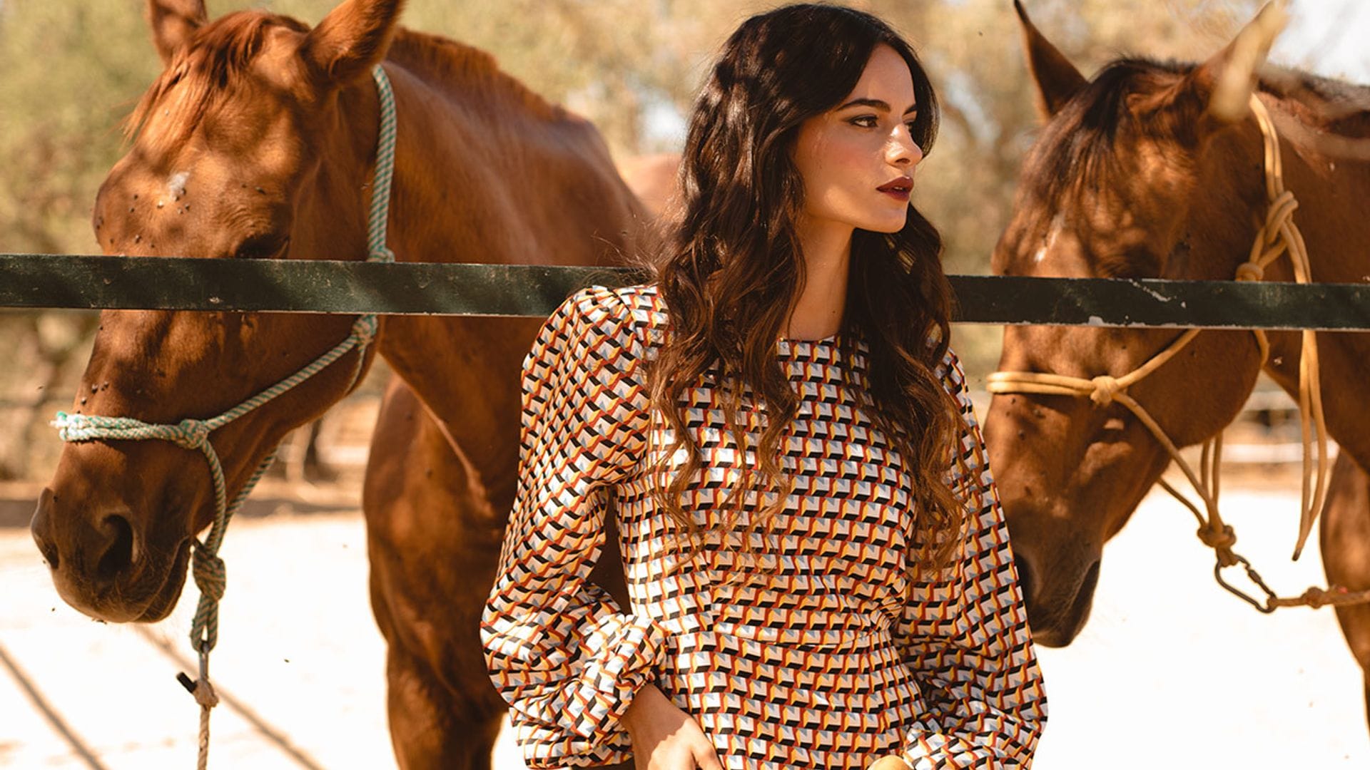 ¿Por qué triunfan los vestidos románticos entre las invitadas de otoño?