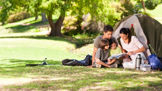 familia de camping en verano 
