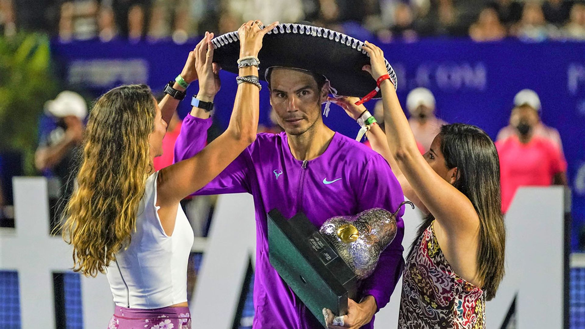Los simpáticos problemas de Rafa Nadal con el sombrero mexicano durante la entrega de premios en Acapulco