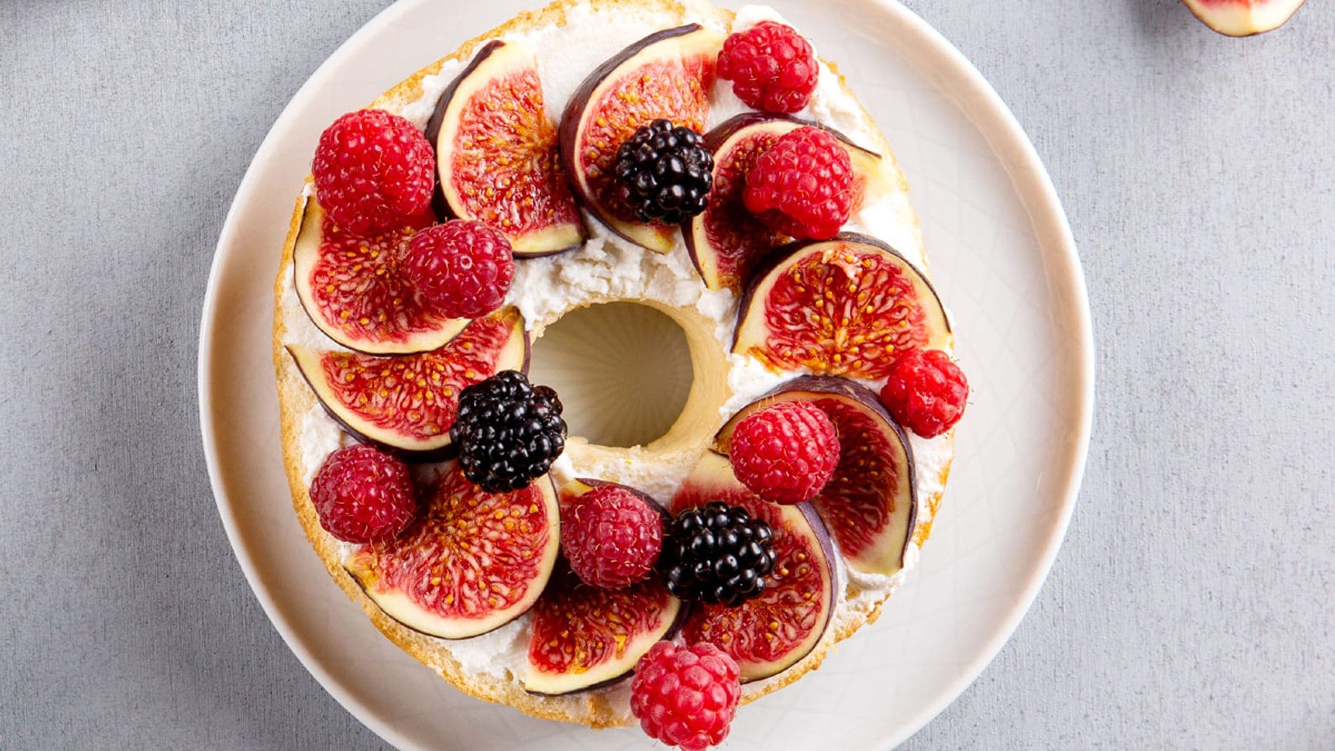 Bagel de queso, brevas y frutos del bosque