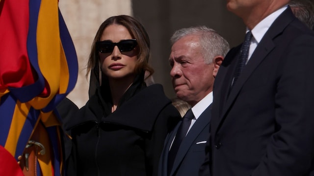 Rania de Jordania y Abdalá de Jordania en el funeral del Papa Francisco