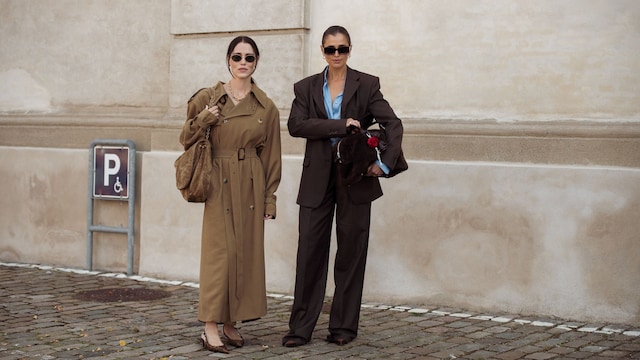 Annabel Rosendahl lleva gabardina larga beige o marrón y bolso marrón y Darja Barannik lleva pantalones marrones, camisa azul y blazer marrón y bolso marrón con accesorios de color rosa fuera del desfile The Garment durante el tercer día de la Semana de la Moda de Copenhague (CPHFW) SS25 el 07 de agosto 2024 en Copenhague, Dinamarca. 