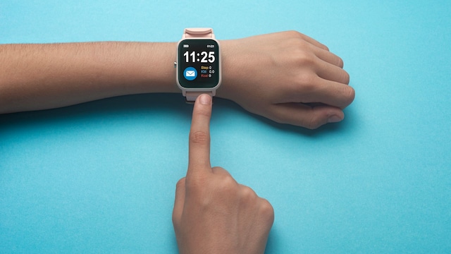 Una chica usando un reloj inteligente