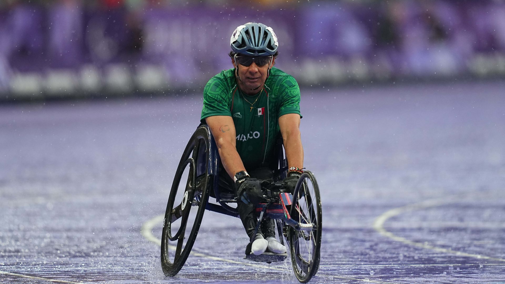 Salvador Hernández Mondragón en acción en la carrera de 400m -T52 en París 2024