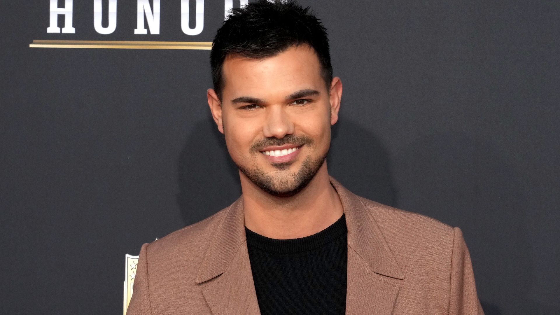 Taylor Lautner ha debutado en la paternidad con el nacimiento de su hija Lenny.
