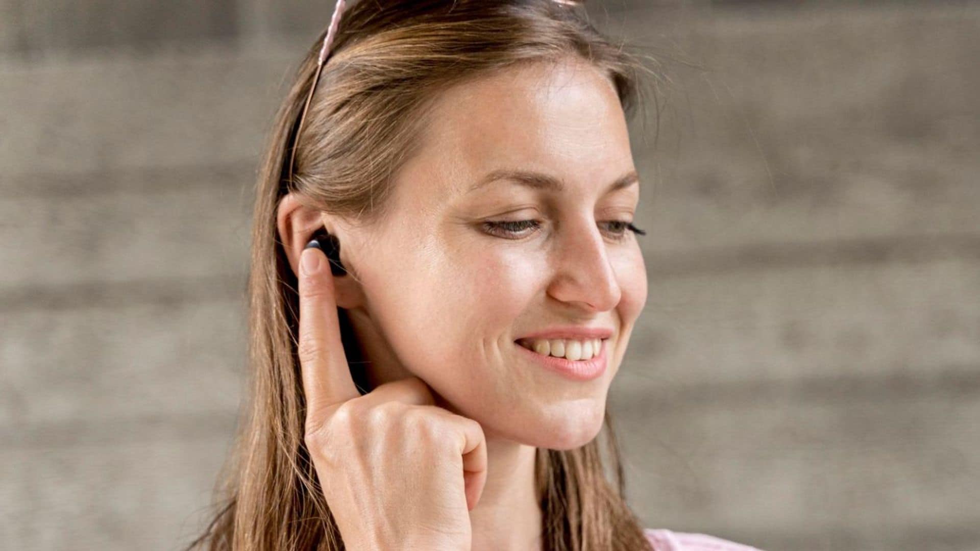 Mujer escuchando música con auriculares inalámbricos