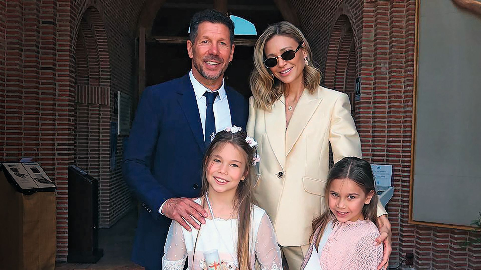 Diego Pablo Simeone y Carla Pereyra junto a sus hijas, Francesca, de nueve años, y Valentina, de siete