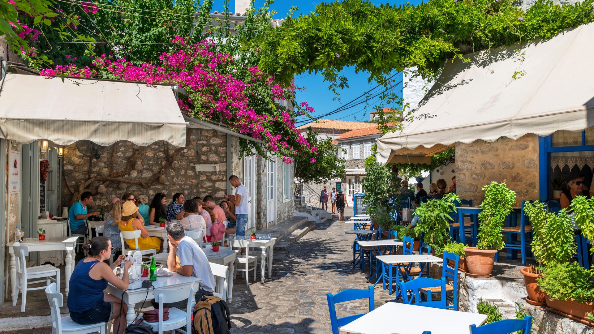 Café y taberna tradicionales en la Isla de Hydra, Grecia