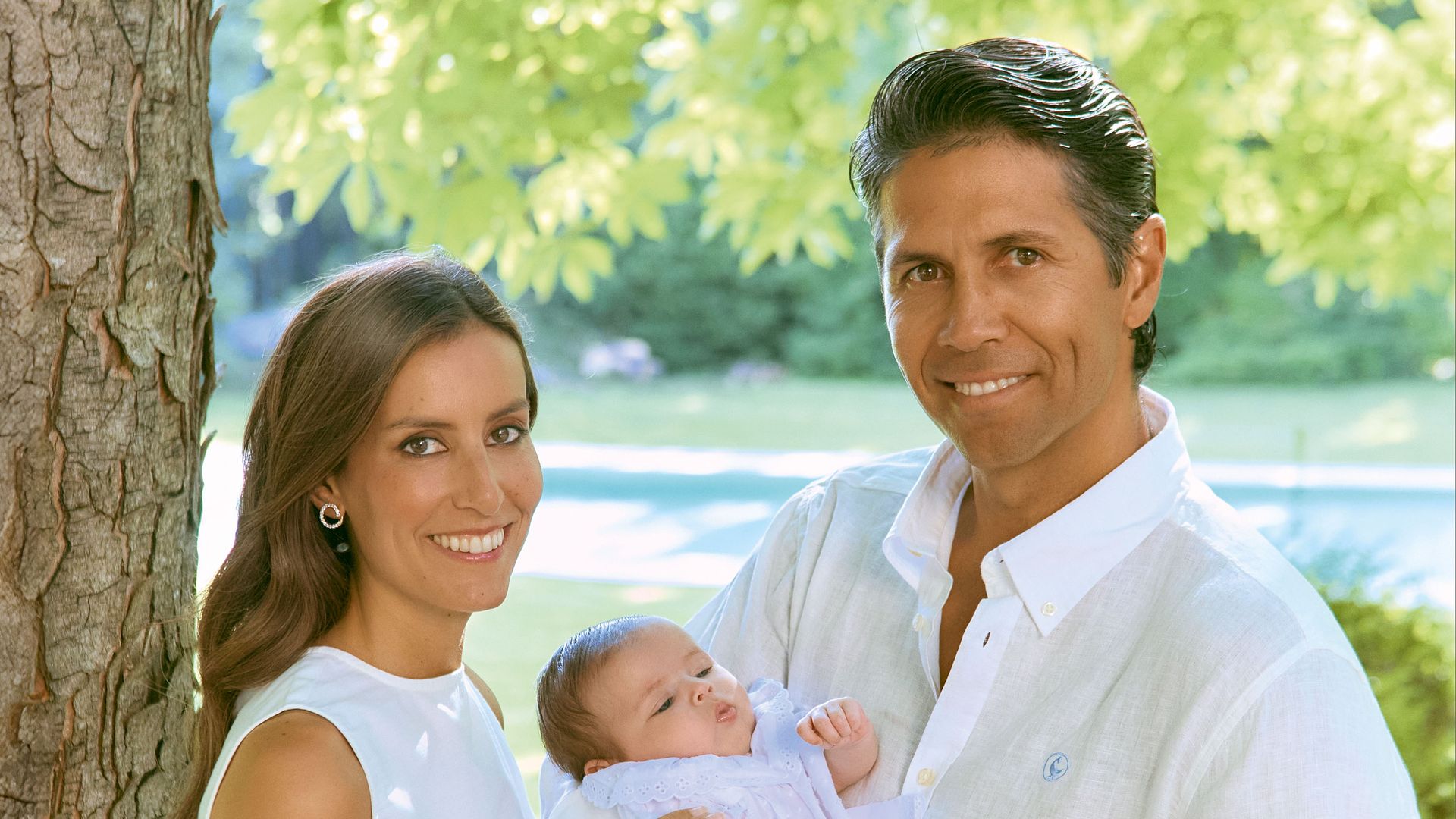 Ana Boyer y Fernando Verdasco posan junto a Mía para HOLA