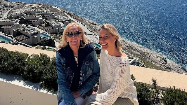 La madre de Tatiana Blatnik de vacaciones por el mar Egeo 