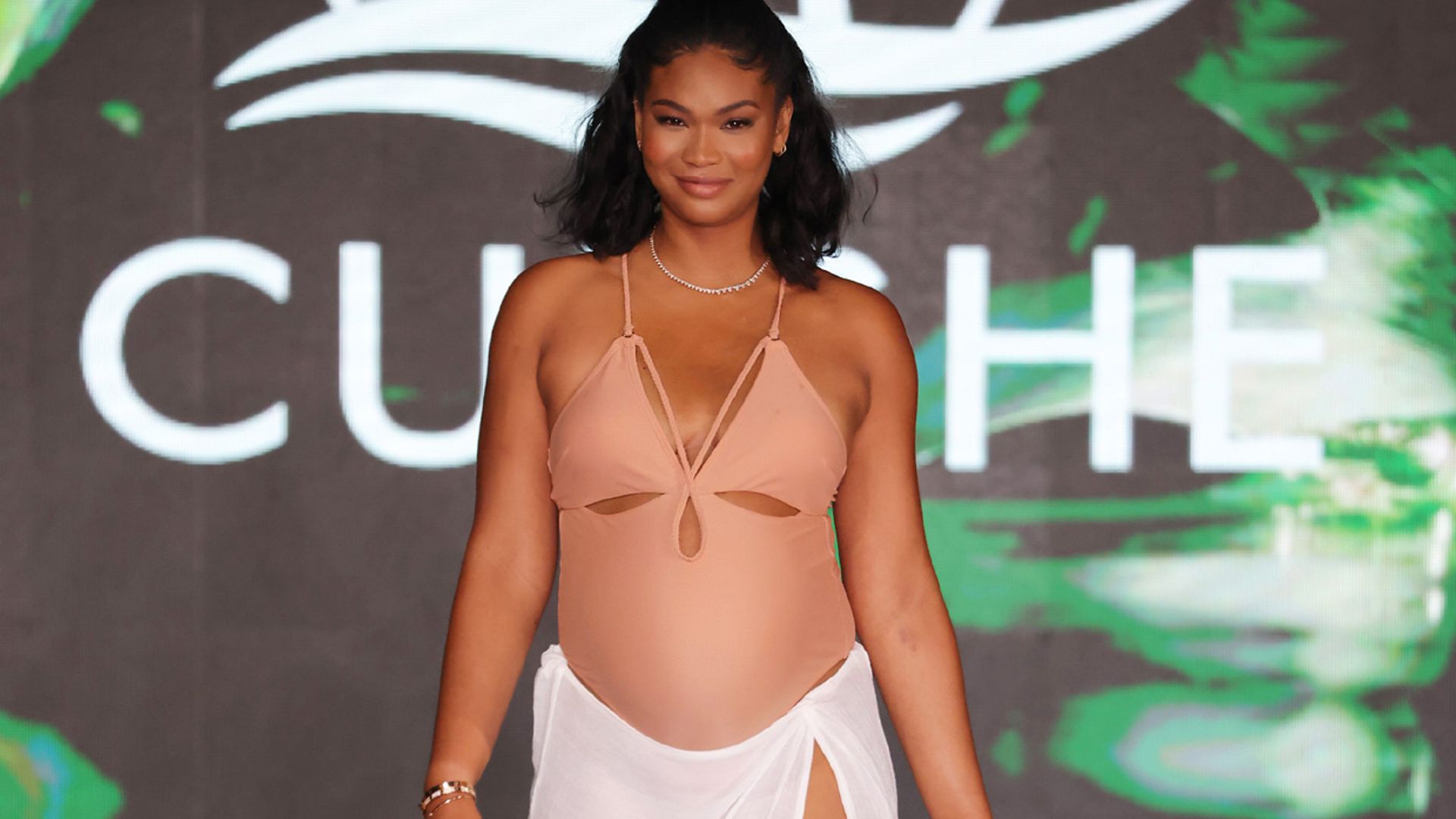 Chanel Iman se une al club de las modelos que han desfilado embarazadas y se hace viral