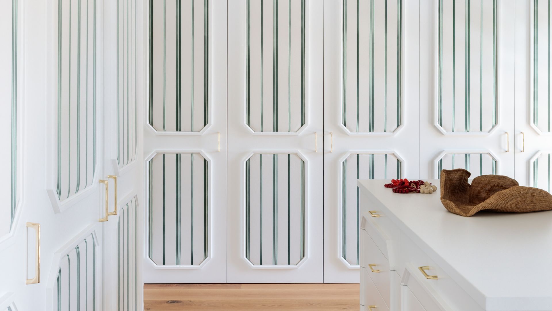 Vestidor con puertas de armario de efecto wow