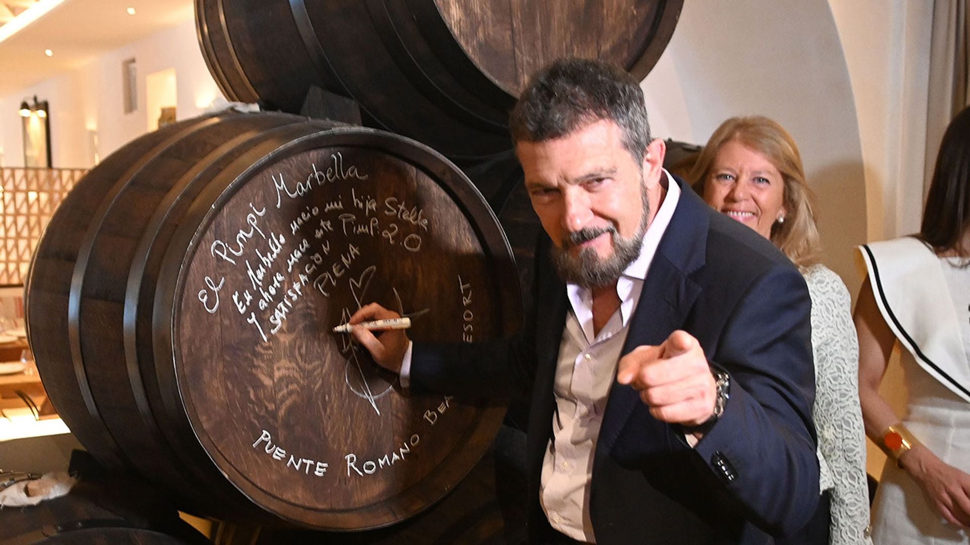 Antonio Banderas inaugura junto a Nicole Kimpel un restaurante en Marbella y se lo dedica a su hija Stella