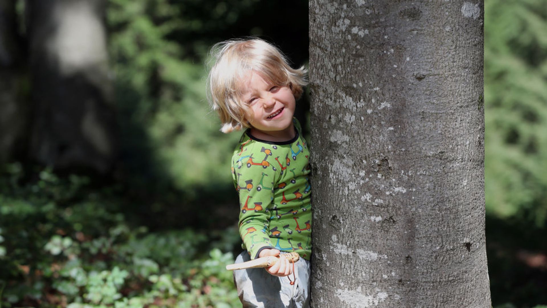Niño pequeño jugando en el parque