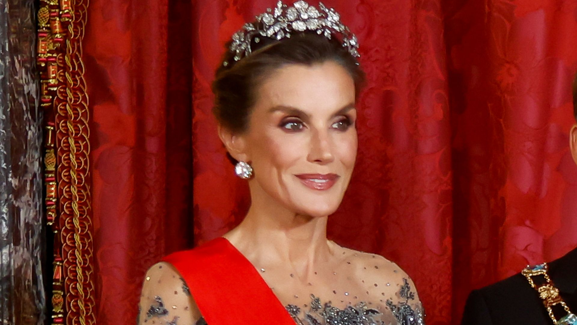 La reina Letizia estrena un vestido de gala 'Frozen' de Carolina Herrera en su banquete junto a los Macron