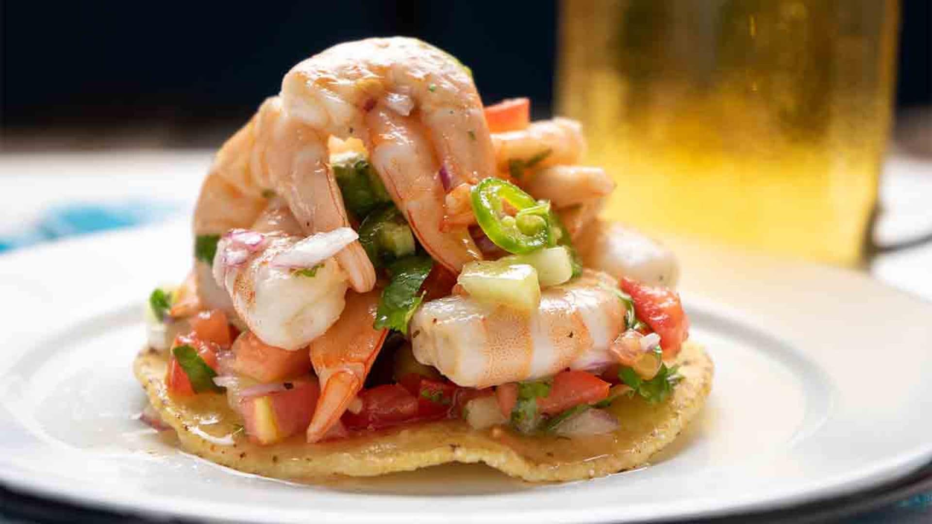 Tostada mexicana con ceviche de gambas