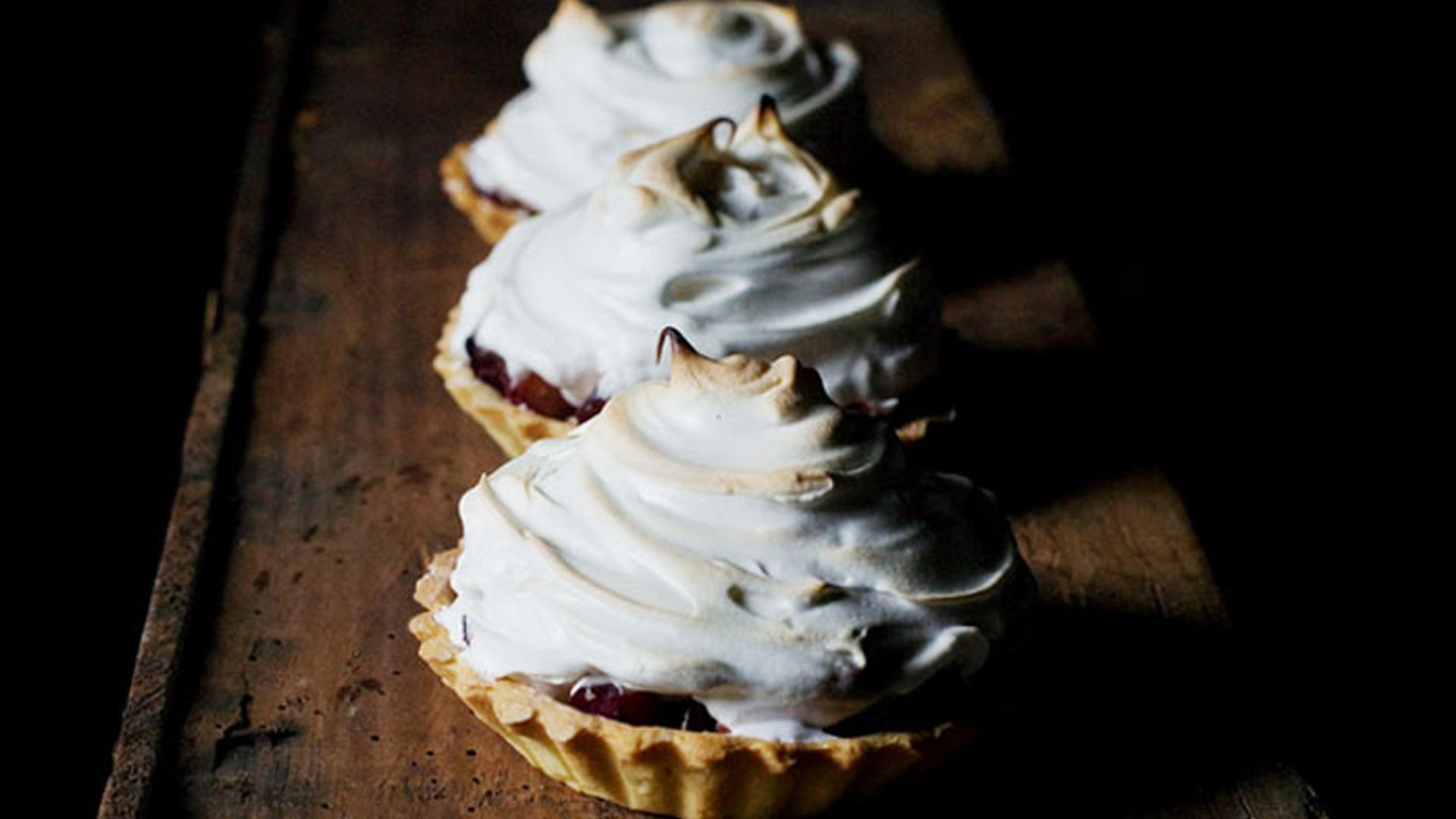 Tartaletas de ciruelas, higos y merengue