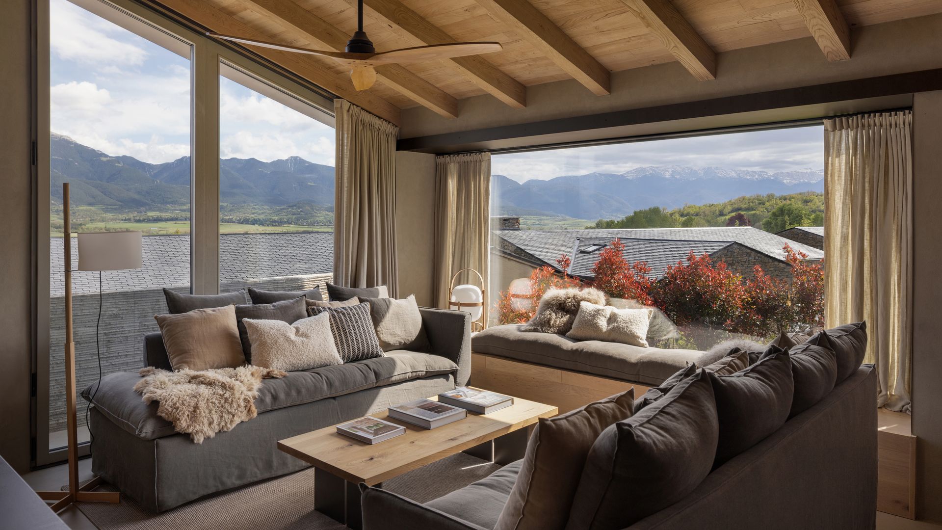 Salón de una casa pirenaica con vistas a la montaña