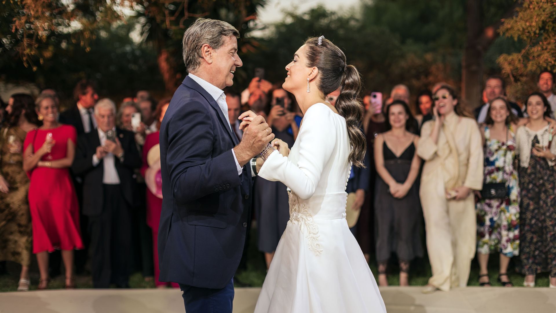 Así fue el segundo look de la novia: un vestido desmontable con falda-joya para bailar toda la noche