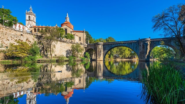 Río Tâmega e iglesia de Sao Goncalo, Amarante, Portugal