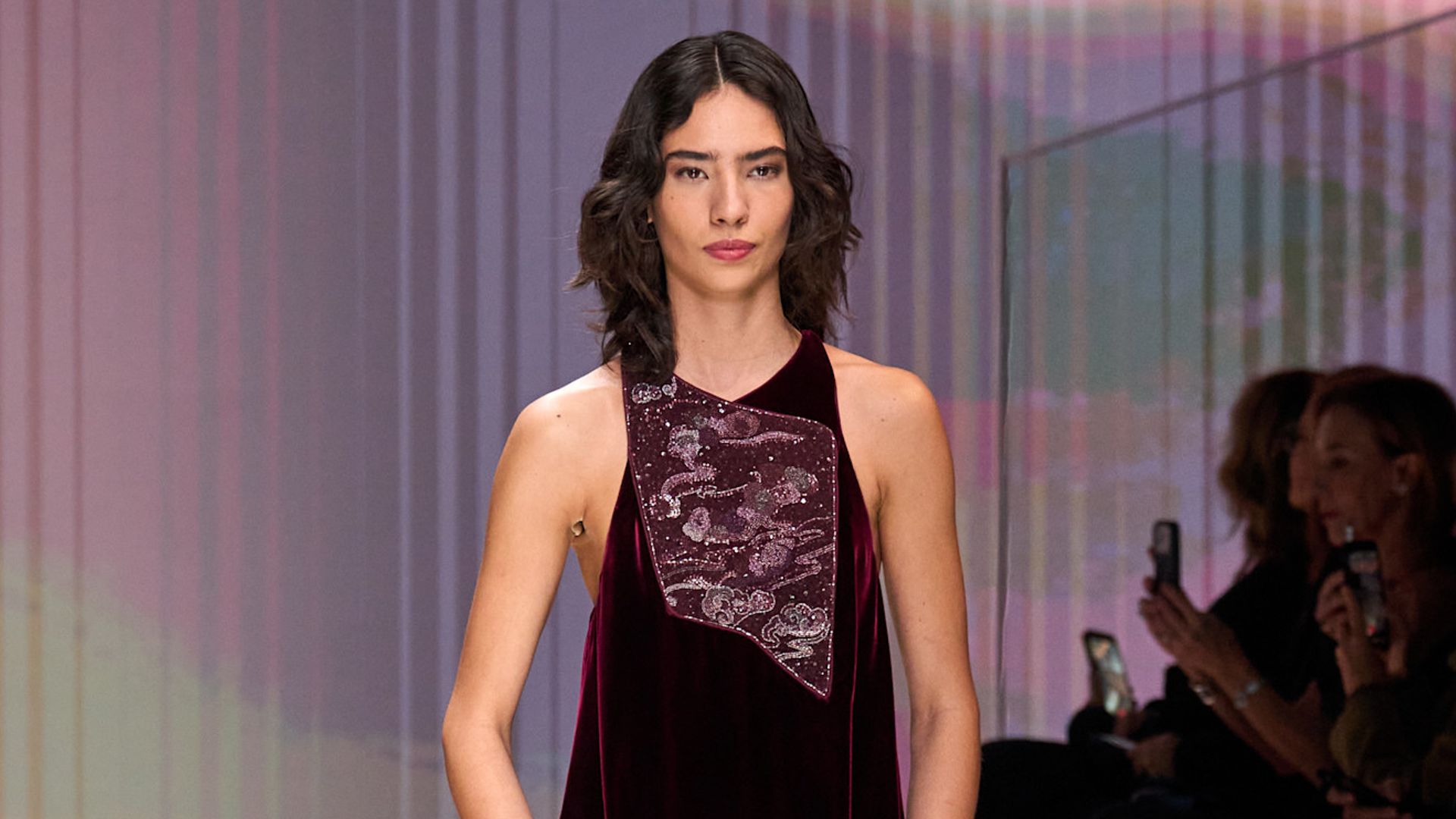 Un león y un cangrejo, el curioso detalle durante el desfile de Giorgio Armani que simboliza una nueva era