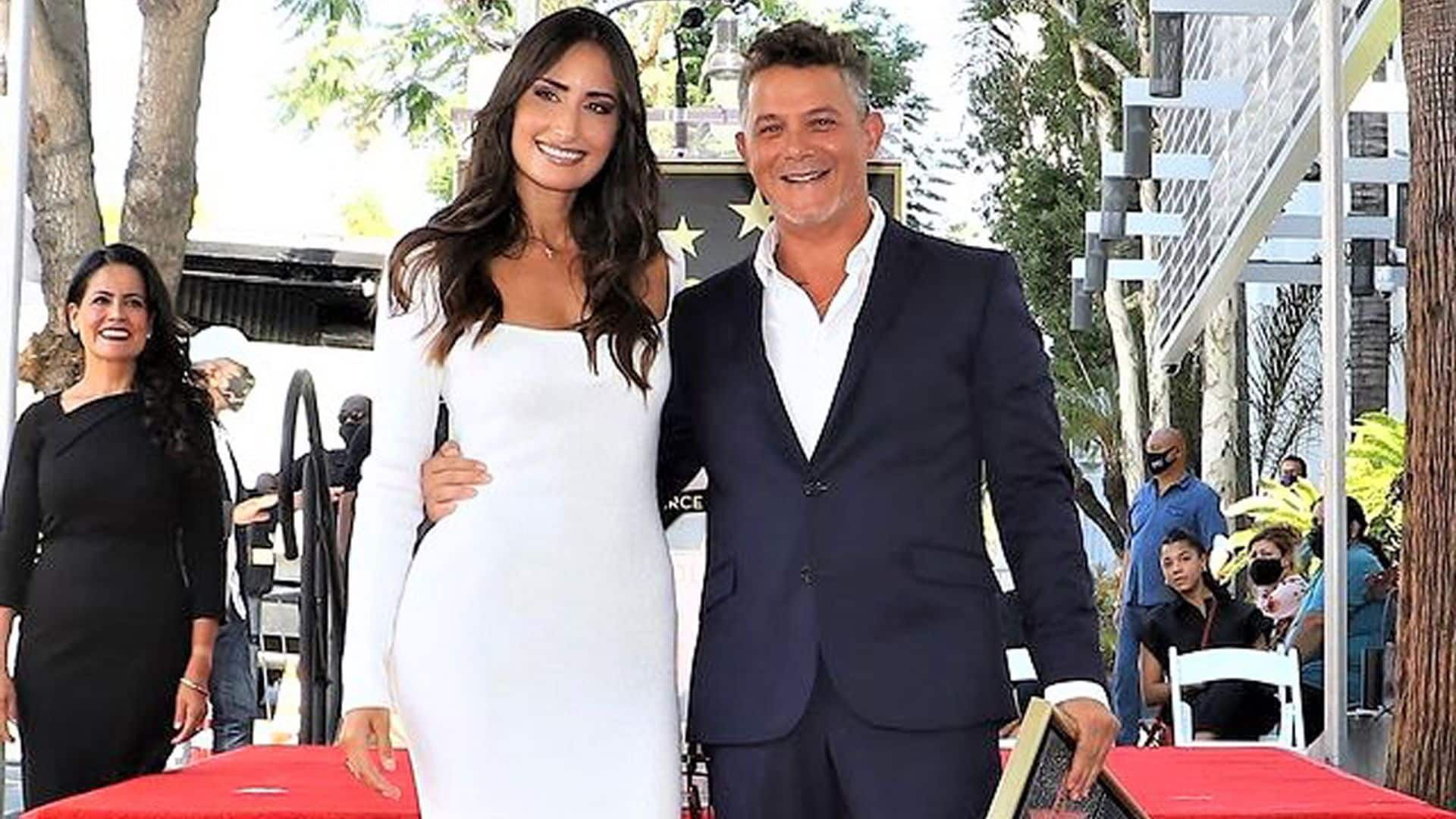 Alejandro Sanz, radiante al descubrir su estrella en el Paseo de la Fama de Hollywood junto a Rachel Valdés