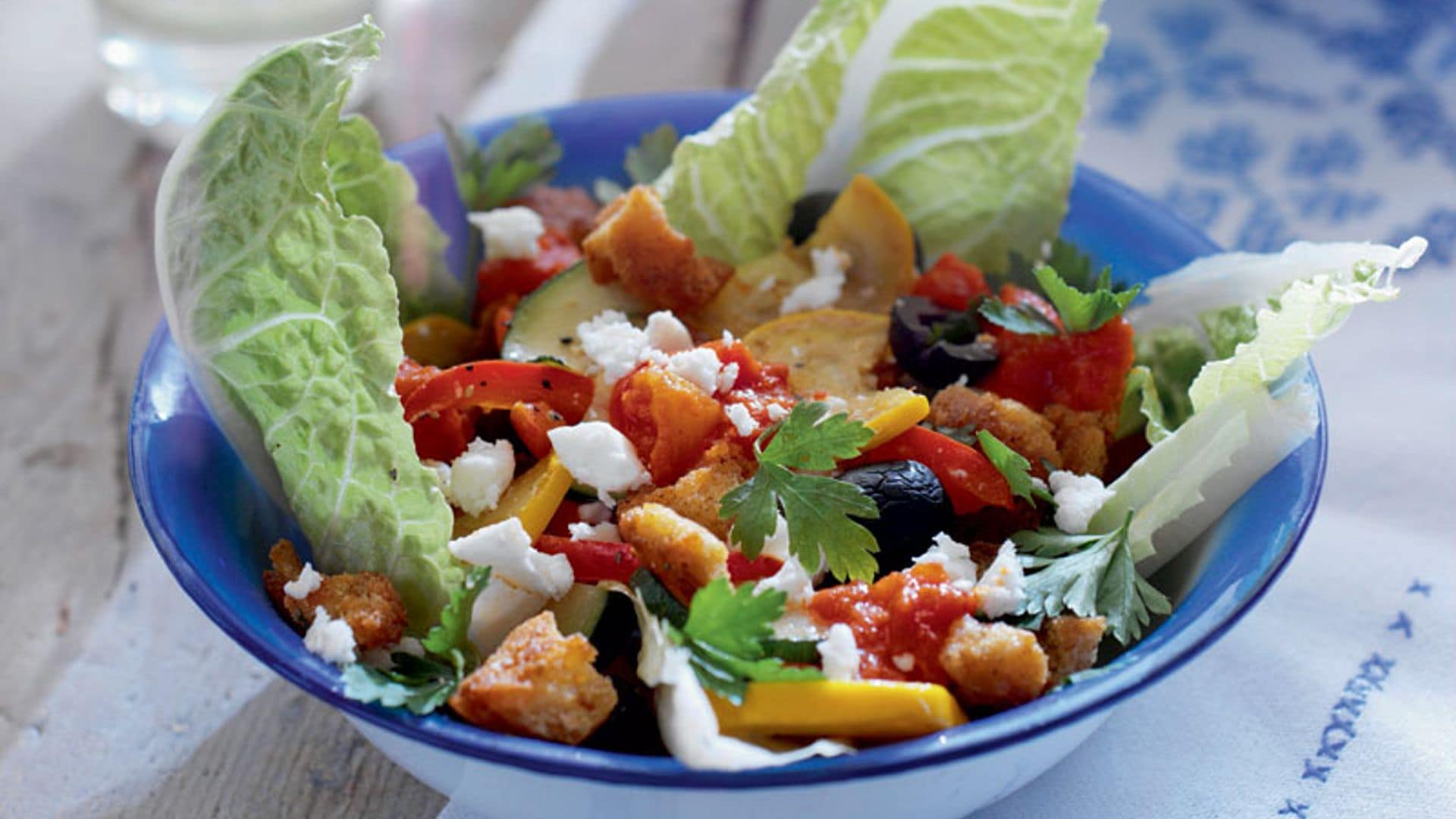 Ensalada griega con costrones de pan frito