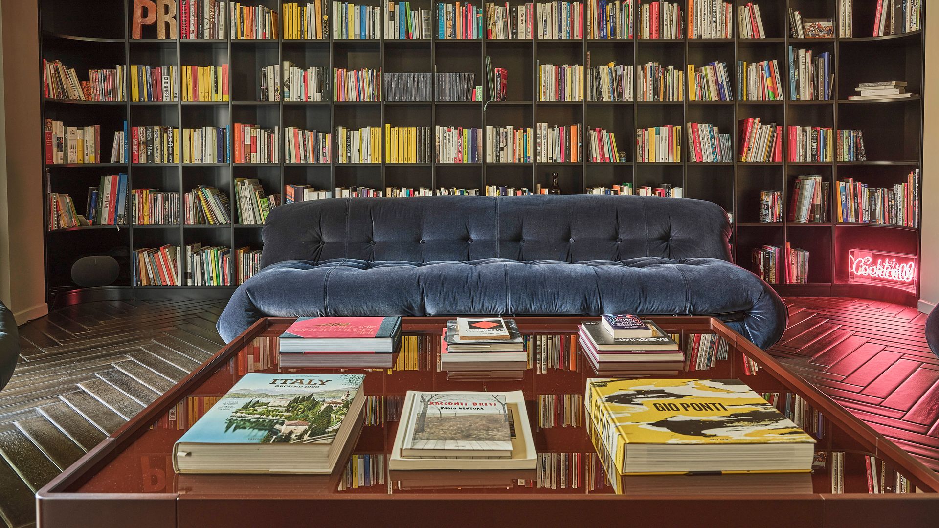 Cómo una espectacular reforma ha transformado este piso milanés de 160 m² en un club de los años 70 lleno de estilo, sofisticación y calidez