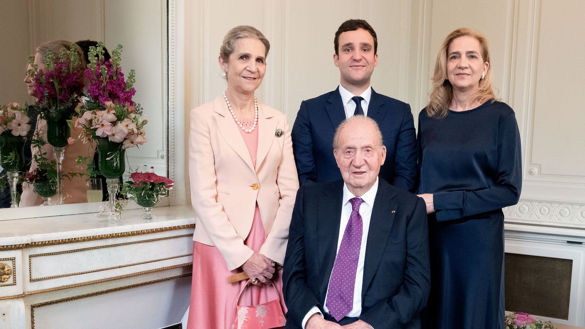 IMÁGENES EXCLUSIVAS. Acompañamos al rey Juan Carlos en el homenaje que recibió en París: su posado para la historia con las Infantas y su nieto