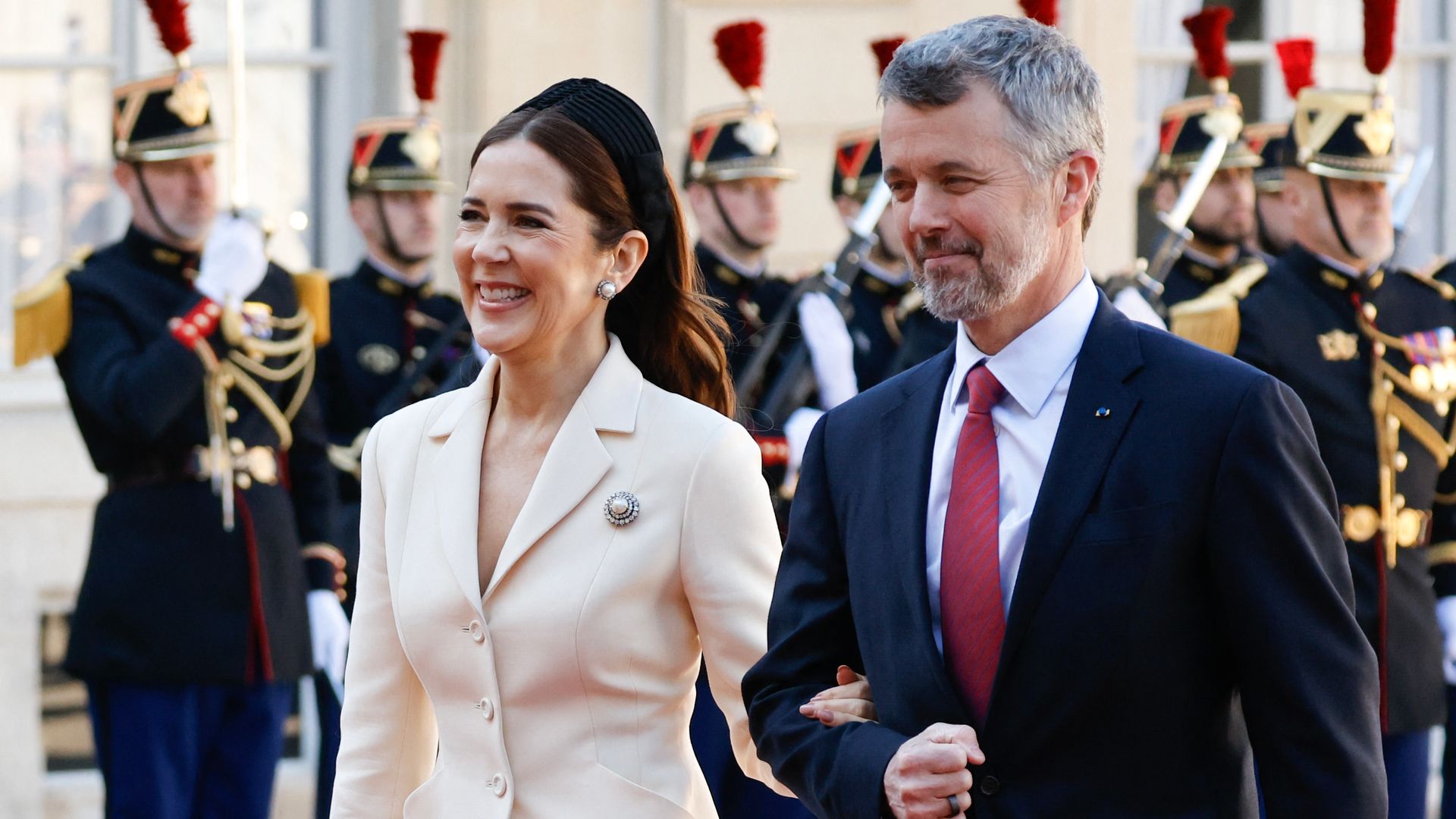 Las 'royals' que deslumbran con la chaqueta Bar de Dior: desde Mary hasta Charlene