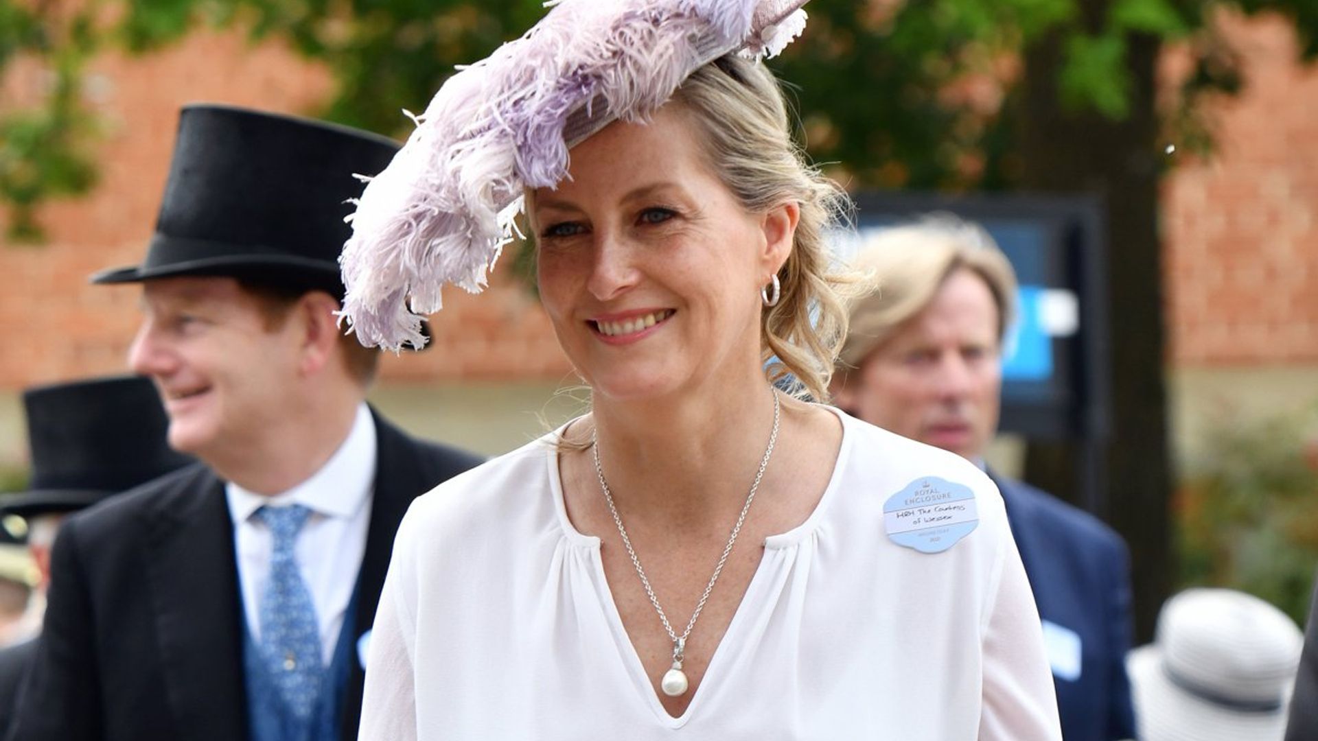 Sofía de Wessex y Zara Tindall: duelo de pamelas y tocados en Ascot
