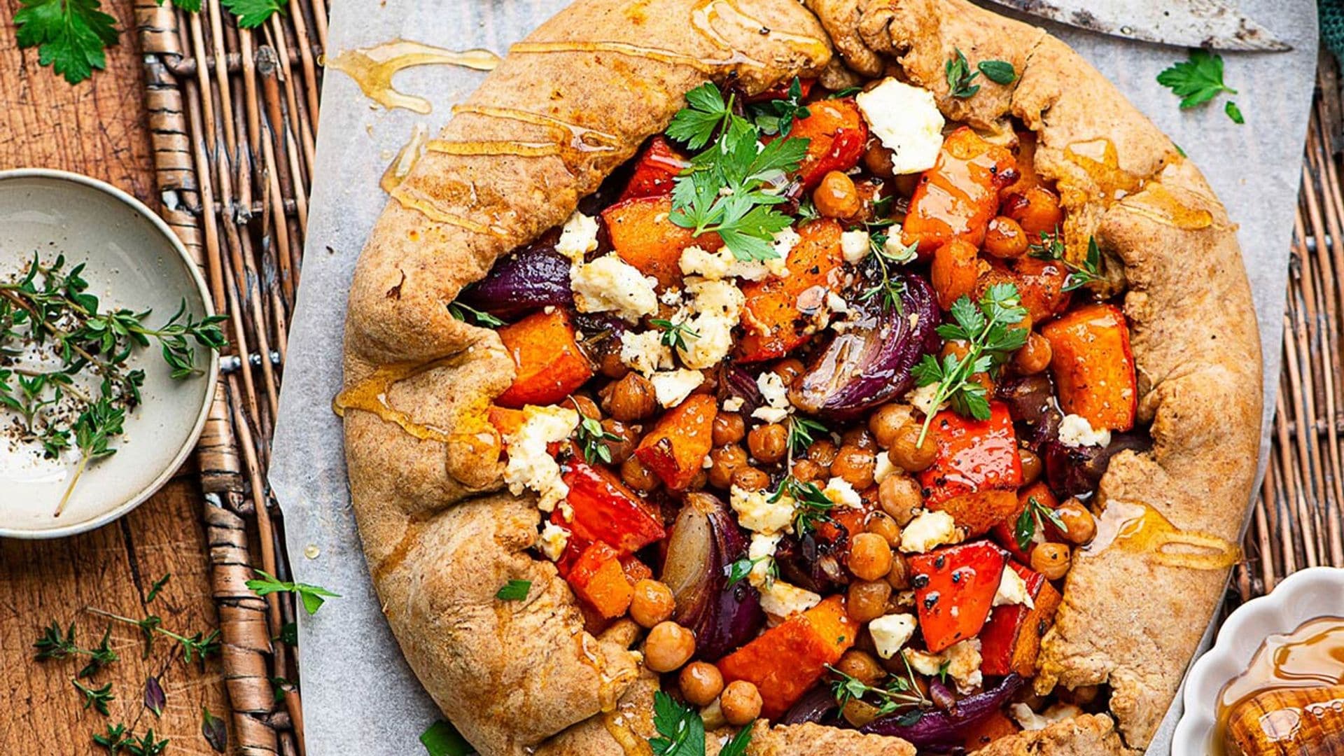 Tarta de calabaza con queso de cabra, garbanzos y cebolla morada