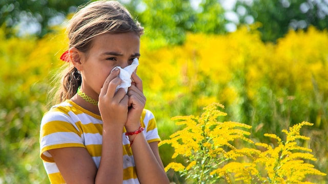 Niña con alergia primaveral