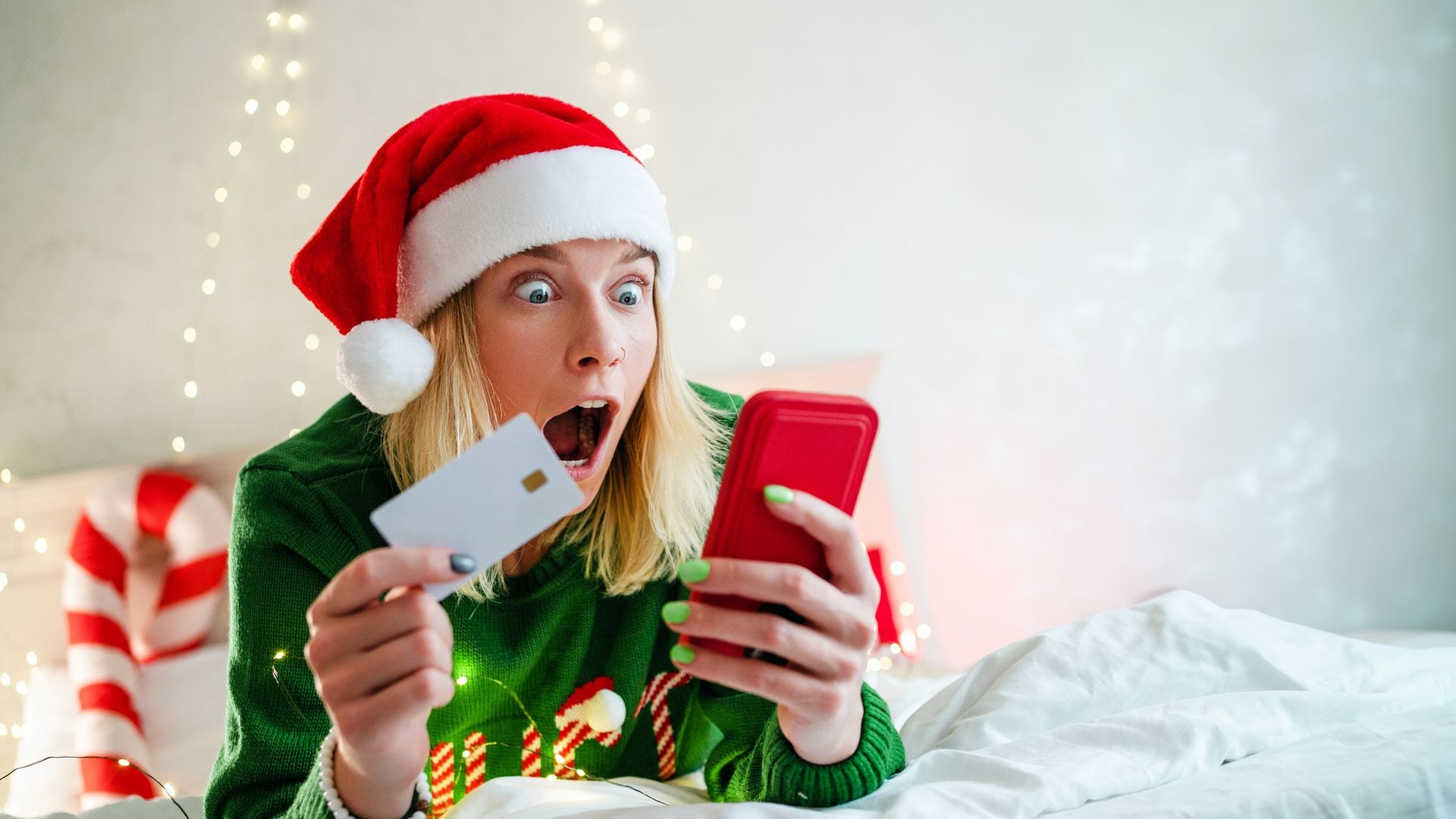 Mujer feliz gastando dinero en Navidad 