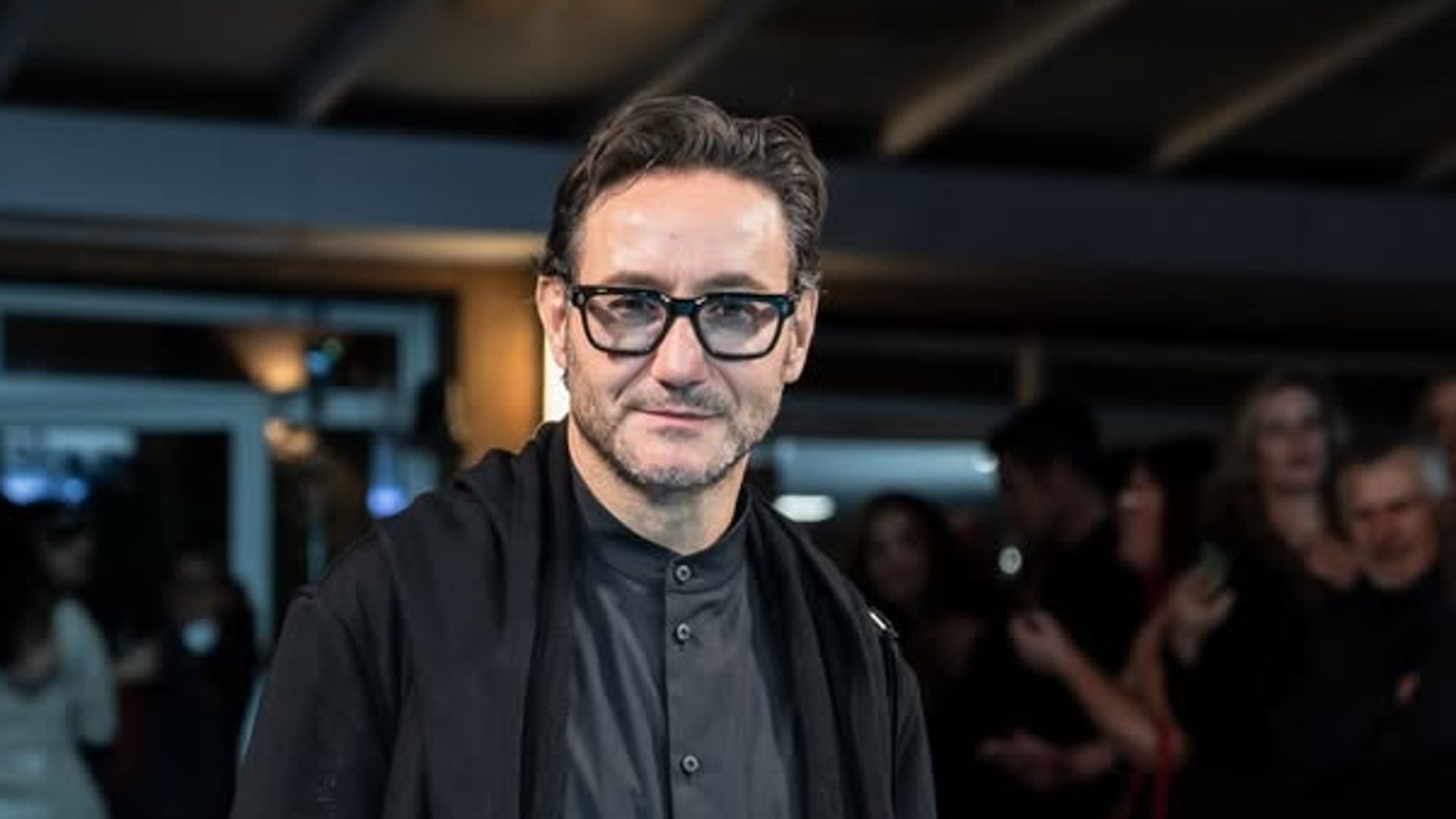 El actor Carlos Santos, de ‘Los hombres de Paco’, anuncia que será padre: Te espero con paciencia y alegría