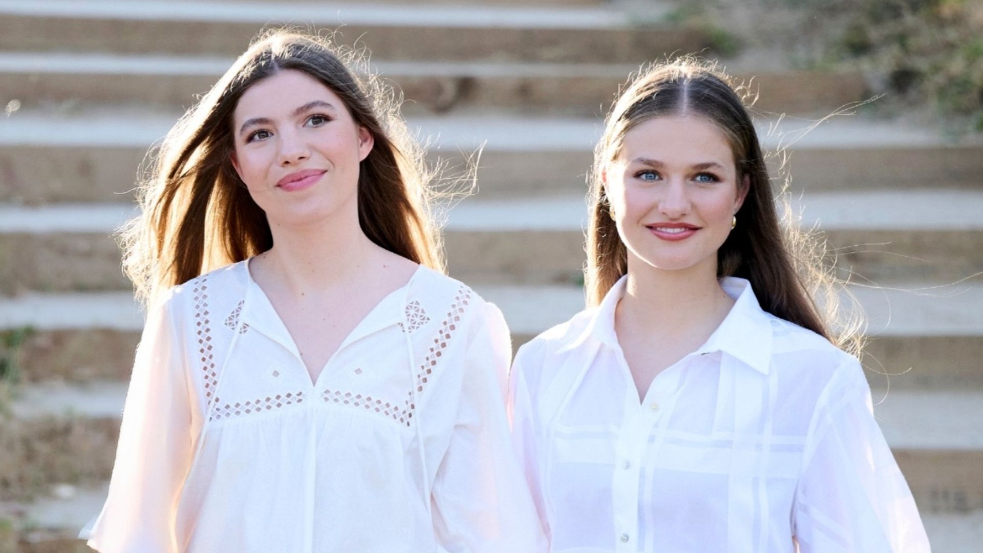 La princesa Leonor y la infanta Sofía, vestidas de blanco a conjunto.