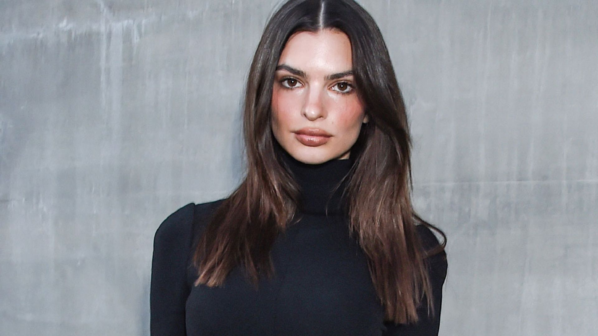 Se puede ser la más original de la fiesta con un vestido negro y Emily Ratajkowski lo ha demostrado