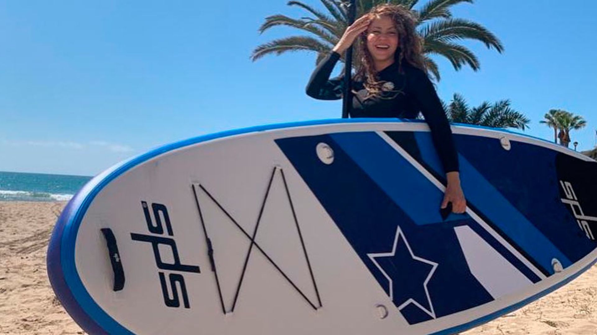 ¡Shakira lo sabe! Por esto es que las 'celebs' adoran el 'paddle surf'