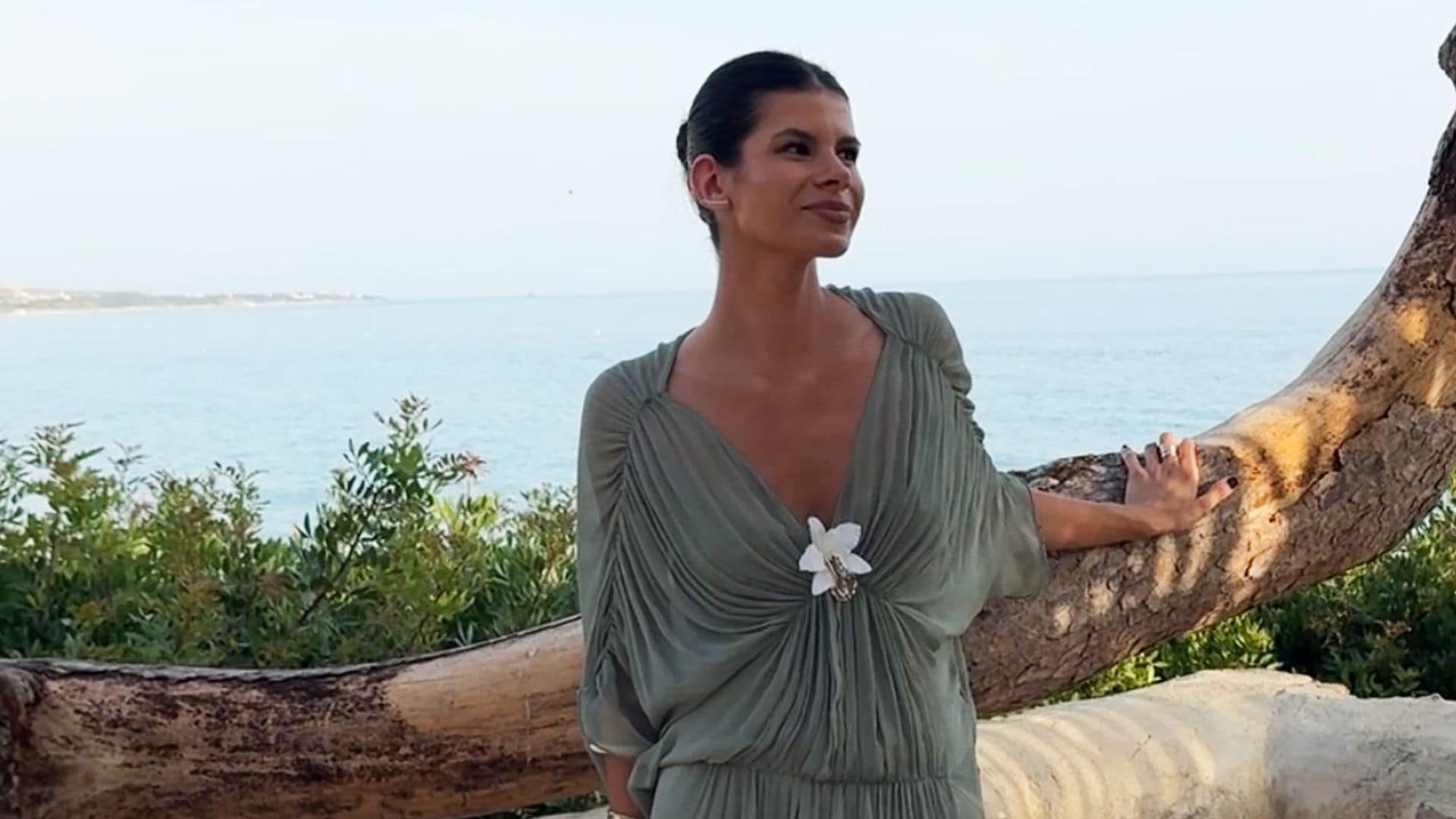 Una boda en Sancti Petri, un vestido rebajado de Zara y un broche de flor: el look viral de invitada que quiero copiar