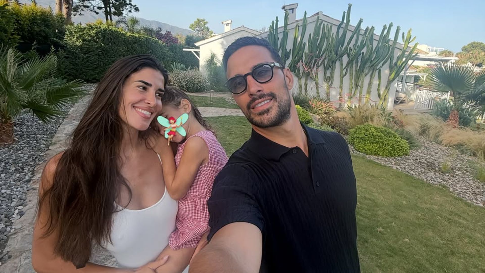 De la pedida a Marbella: las imágenes más felices de Lidia Torrent y Jaime Astrain con su hija