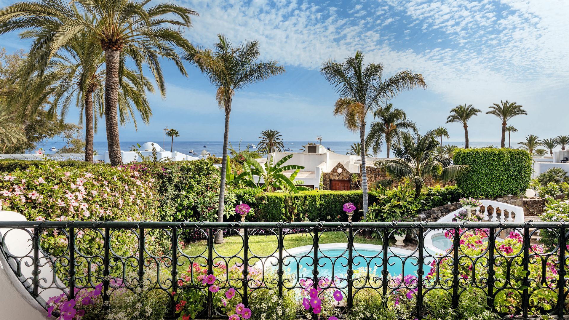 Una vista de los jardines de la propiedad, ubicada en primera línea de mar