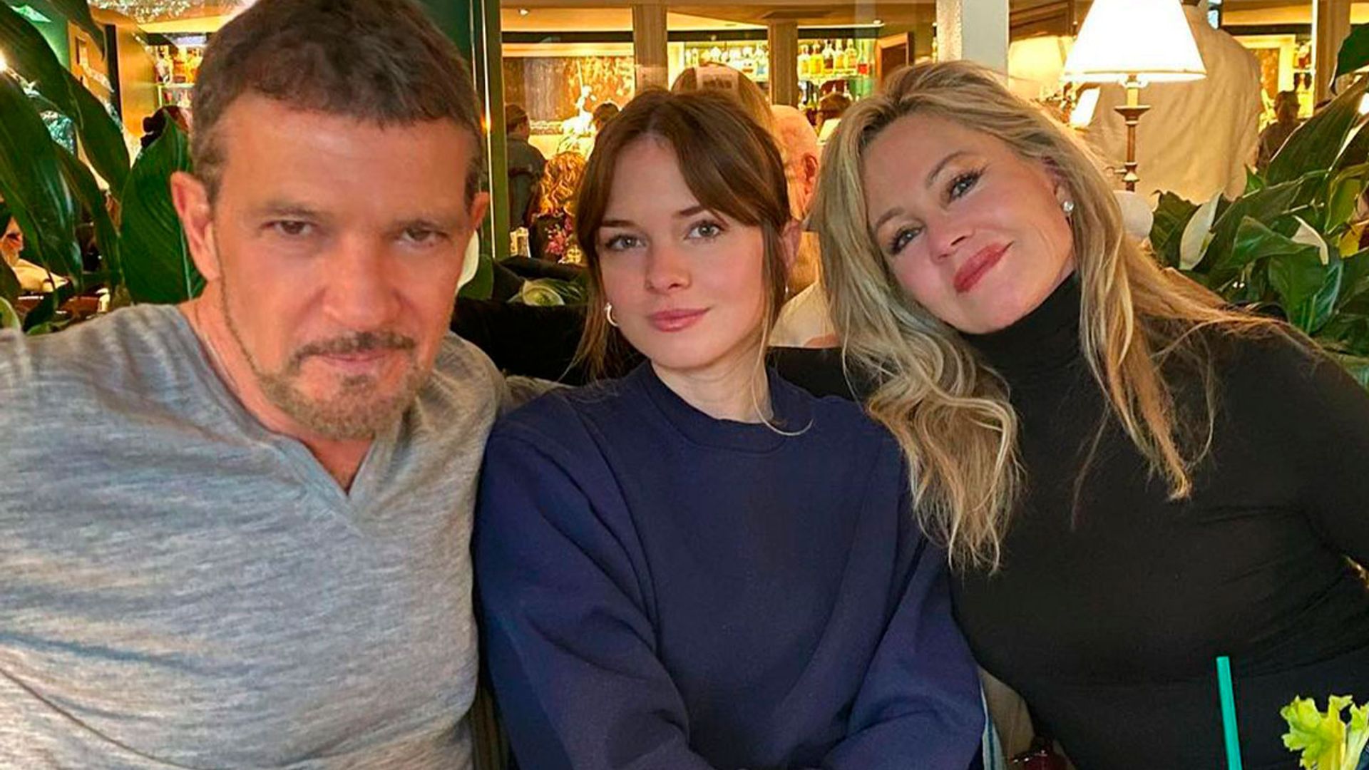 Antonio Banderas se reencuentra con Melanie Griffith y su hija Stella un día antes de los Oscar