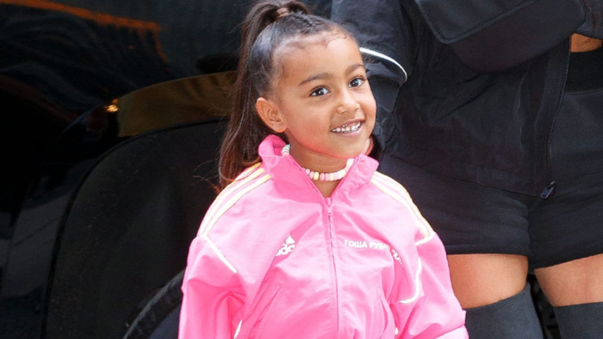 El ritmo de North West bailando animadísima en un espectáculo de su padre