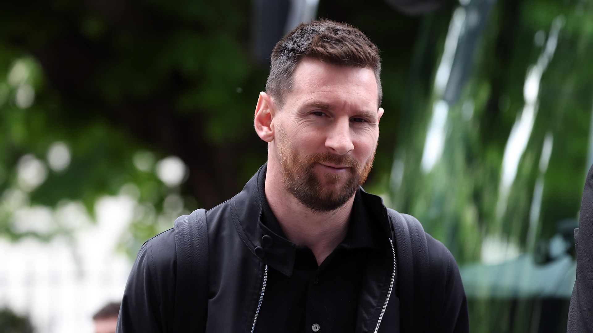 Leo Messi se cuela en la cita romántica de una pareja en Barcelona y el vídeo se hace viral